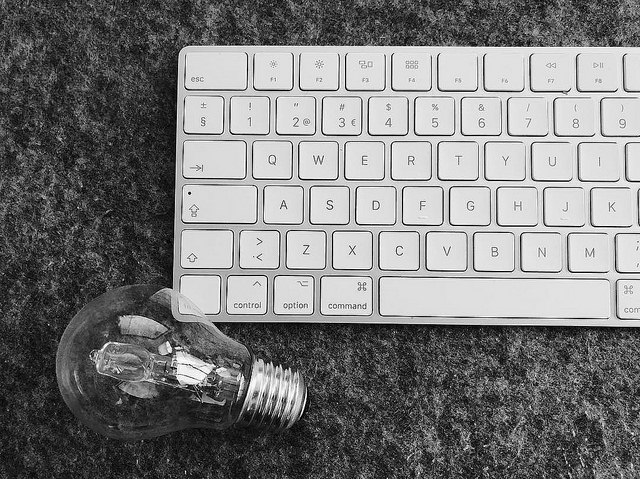 A imagem mostra um teclado e uma lâmpada. Crédito: José Marques | www.flickr.com/zahh |  Esta imagem está sob uma licença Creative Commons CC BY-NC-ND 2.0