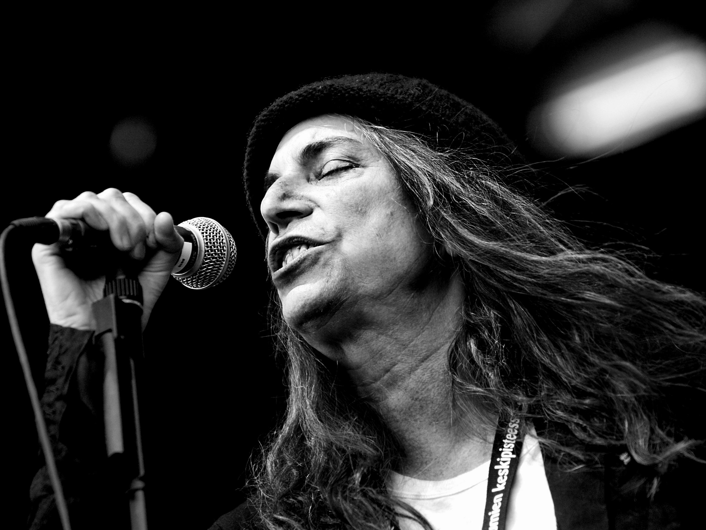 foto da cantora Patti Smith cantando