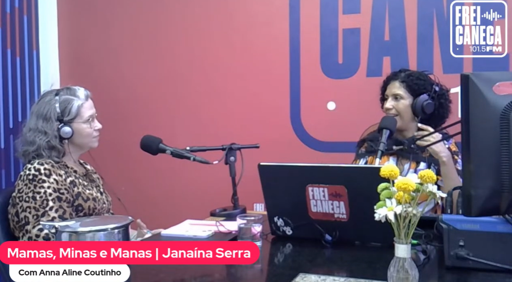 Anna Aline e Janaína Serra no estúdio da Frei Caneca FM. (Foto: Reprodução/YouTube)
