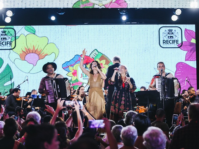 Beto Hortis, Mariana Aydar e Bia Marinho fizeram participação especial na abertura do São João do Recife, no polo Sítio Trindade. (Foto: Kleyvson Santos/ PCR)