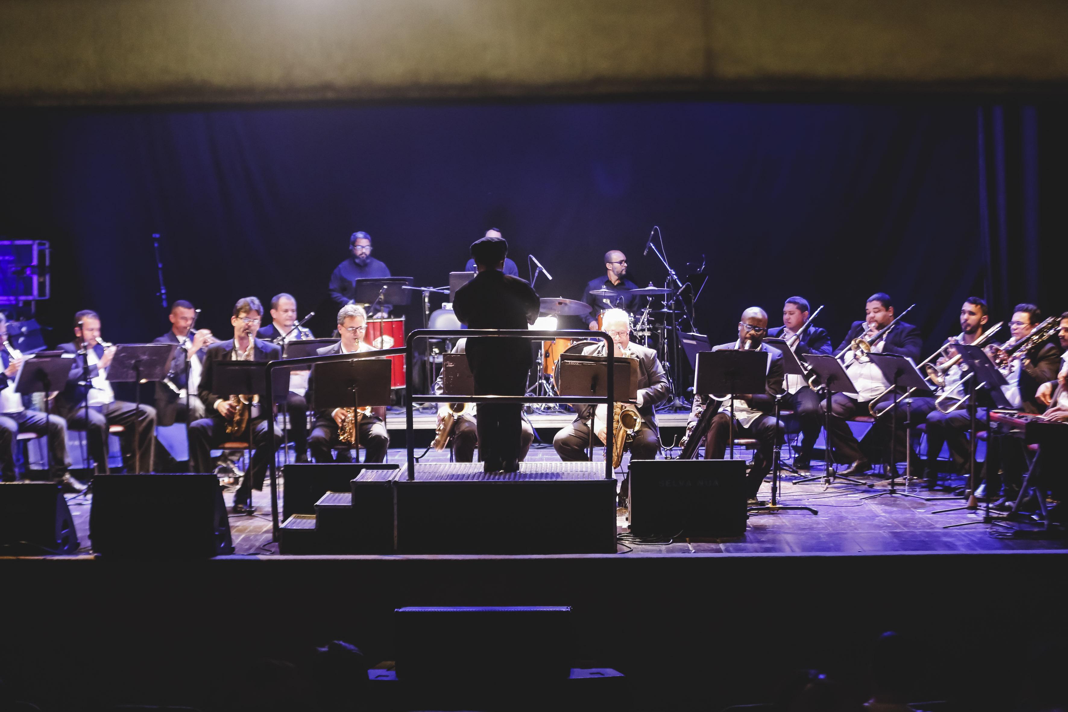 foto orquestra de frevo no palco de um teatro