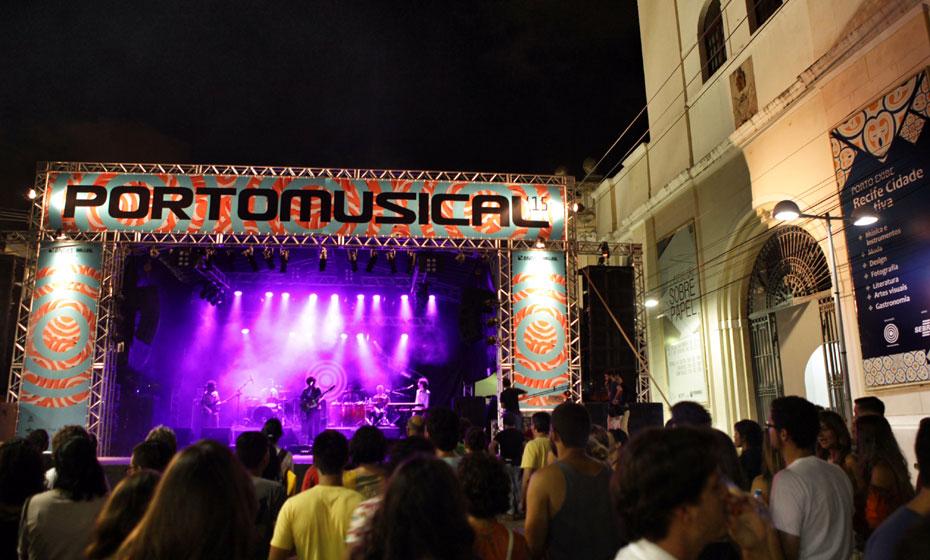 Na imagem, vê-se o palco Porto Musical, localizado na Praça do Arsenal, em 2015.