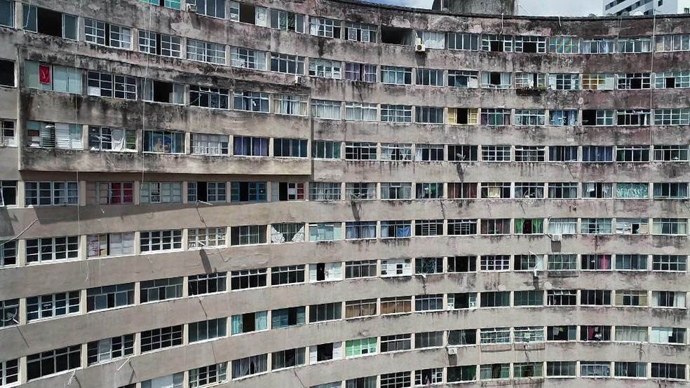 Na imagem, uma visão panorâmica das janelas do Edifício Holiday, no Recife