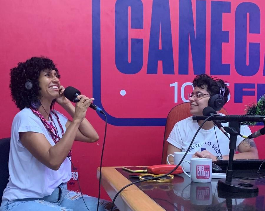 Janaína Serra e Gabriele Alves no estúdio da rádio pública do Recife
