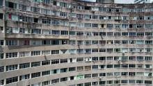 Na imagem, uma visão panorâmica das janelas do Edifício Holiday, no Recife