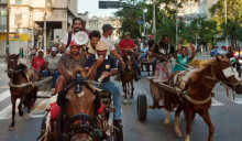 A Corrida de Carroças faz parte da exposição Na Cidade da Ressaca