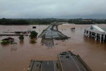 (Trecho da BR-386 totalmente destruído pela força das águas do Rio Taquari, em Lageado: cidade está isolada - crédito: AFP)