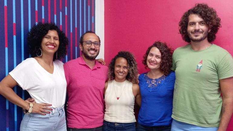 Foto: Janaína Serra, Diego Oliver, Priscila Xavier, Luizy Silva e Alex Carvalho, apresentadores do Calor da Rua
