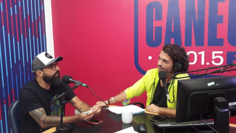 Alex Carvalho conduz entrevista com Bruno Fish, artista plástico. (Foto: Luizy Silva)