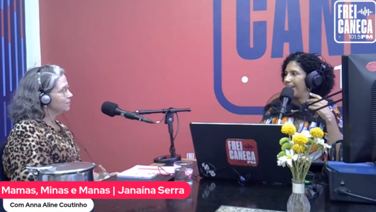 Anna Aline e Janaína Serra no estúdio da Frei Caneca FM. (Foto: Reprodução/YouTube)